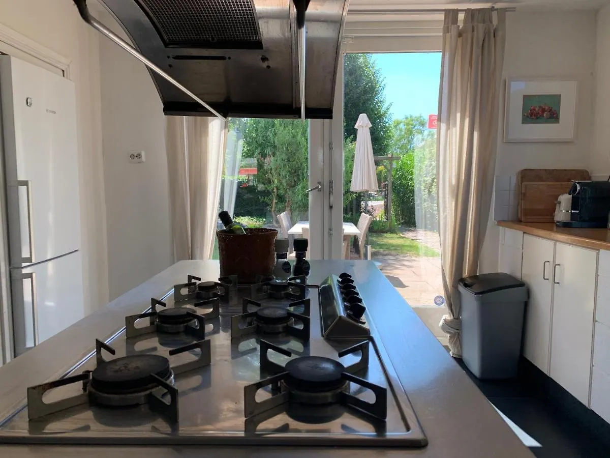 Holiday Home At The Water, Fire Place, Boat And Sup Rent, Near Amsterdam 알스메르 0*,  네덜란드